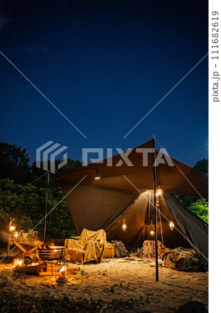 テントレイアウト 夜キャンプ ランプ 外 ランタン 焚き火  夜空 111682619