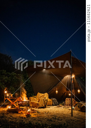 テントレイアウト 夜キャンプ ランプ 外 ランタン 焚き火 夜空 テントレイアウト 夜キャンプ ランプ 外 ランタン 焚き火 夜空 111682621
