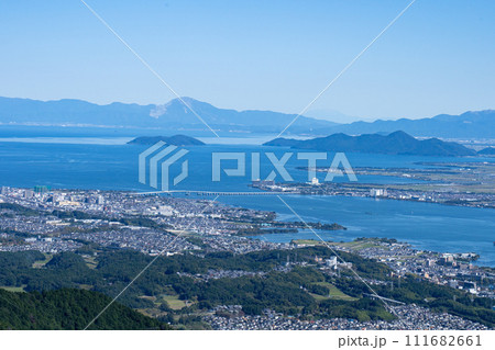 坂本ケーブル延暦寺駅付近から遠望する琵琶湖大橋方面 111682661