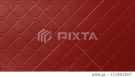 ハート型のエンボスのある赤いレザー調の紙の背景テクスチャー 111682807