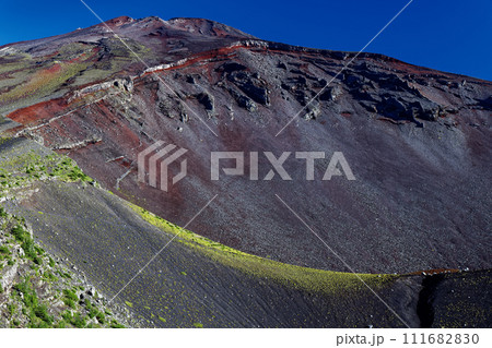 宝永火口と富士山山頂の眺め 111682830