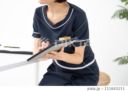 エステティシャン　手元 111683251