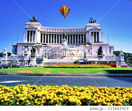 ベネツィア宮殿上空を飛行するバルーン合成 ベネツィア宮殿上空を飛行するバルーン合成 111683423