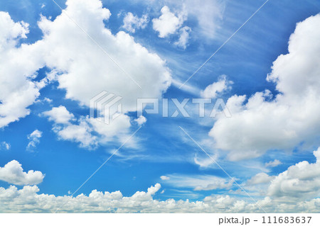 夏の青空と雲 111683637