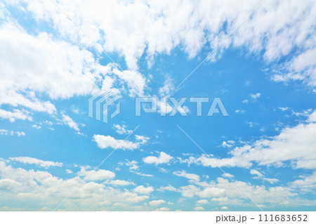 夏の青空と雲 111683652