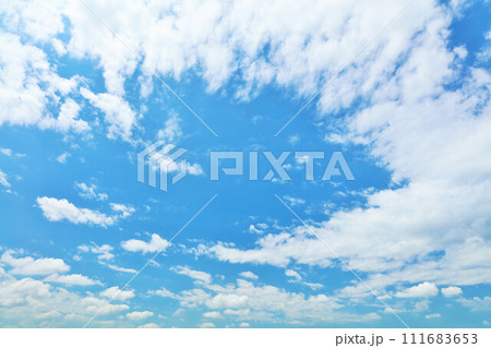 夏の青空と雲 111683653