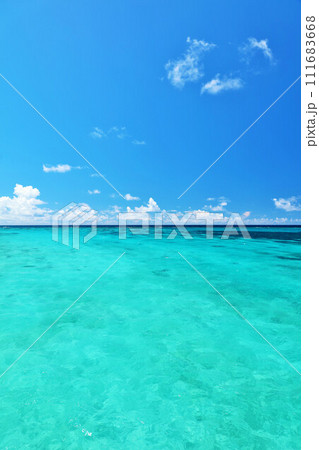 沖縄 宮古島の青空と海 沖縄 宮古島の青空と海 111683668