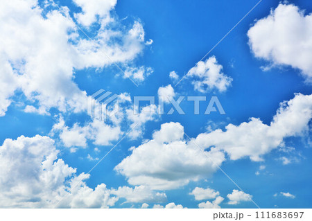 夏の青空と雲 111683697
