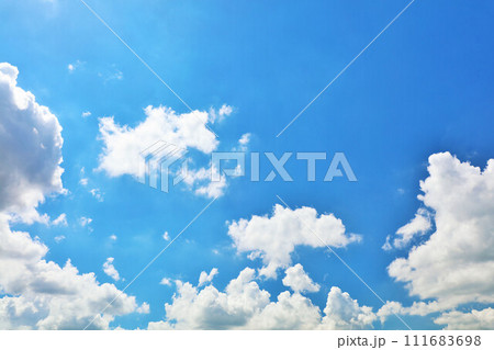 夏の青空と雲 111683698
