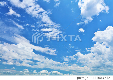 夏の青空と雲 夏の青空と雲 111683712