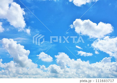 夏の青空と雲 夏の青空と雲 111683717