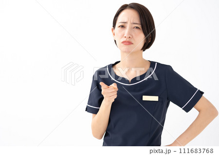 女性　制服　エステティシャン　怒る 111683768