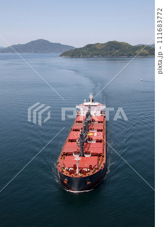 来島海峡大橋を通過する貨物船 来島海峡大橋を通過する貨物船 111683772