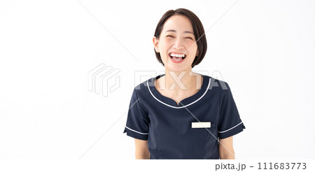 女性 制服 エステティシャン 笑う 女性 制服 エステティシャン 笑う 111683773