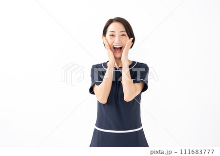 女性　制服　エステティシャン　驚く 111683777
