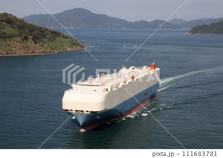 来島海峡大橋を通過する自動車運搬船 111683781