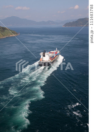 来島海峡大橋を通過する貨物船けみかる 来島海峡大橋を通過する貨物船けみかる 111683788