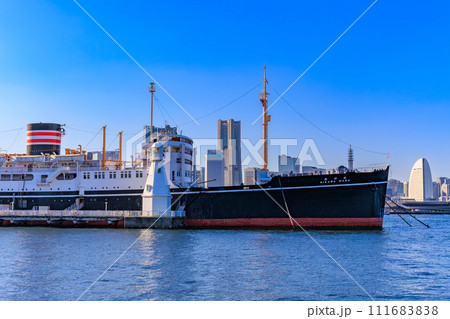 神奈川県　横浜市　山下埠頭から見た氷川丸 111683838