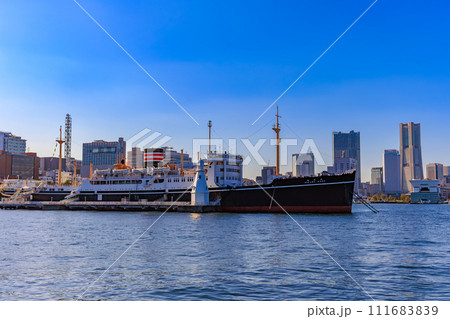 神奈川県　横浜市　山下埠頭から見た氷川丸 111683839