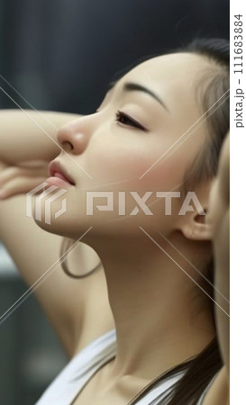光を浴びる女性 111683884