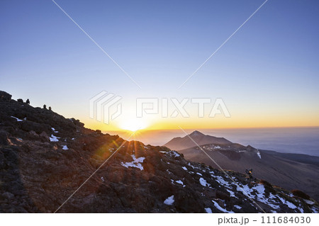 霧島連山の朝 111684030