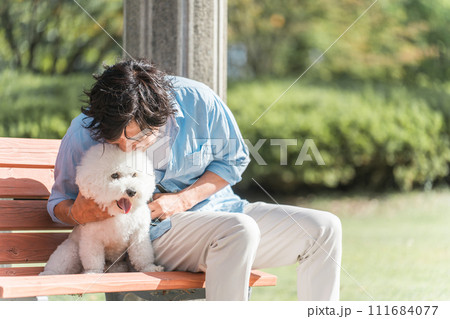 犬の散歩をする愛犬家の中高年男性・ドッグセラピー(キス・舐める・挨拶) 犬の散歩をする愛犬家の中高年男性・ドッグセラピー(キス・舐める・挨拶) 111684077