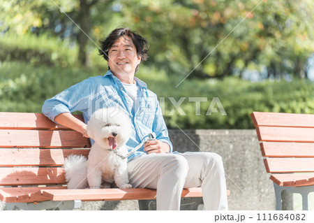 犬の散歩をする愛犬家の中高年男性・ドッグセラピー 111684082