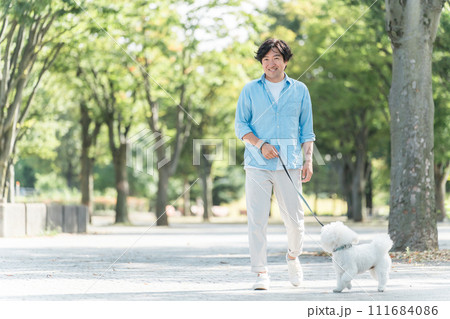 犬の散歩をする愛犬家の中高年男性・運動・ドッグセラピー 111684086