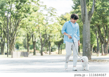 犬の散歩をする愛犬家の中高年男性・運動・ドッグセラピー 犬の散歩をする愛犬家の中高年男性・運動・ドッグセラピー 111684087