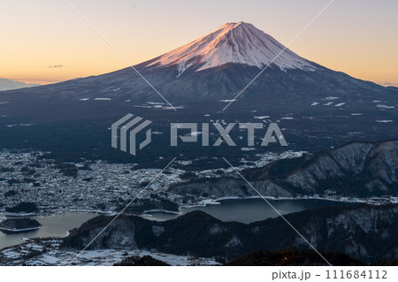 冬の新道峠から夜明けの富士山 111684112