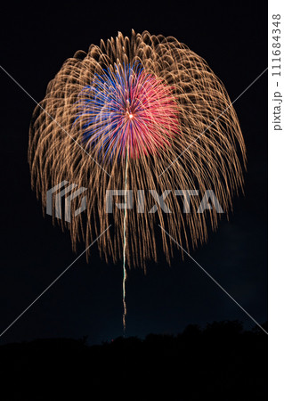 日本の夏の風物詩 打ち上げ花火(深谷花火大会) 日本の夏の風物詩 打ち上げ花火(深谷花火大会) 111684348