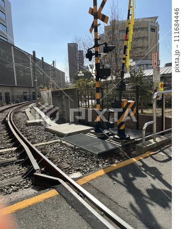 踏切り、閉まらずの踏切り、線路 踏切り、閉まらずの踏切り、線路 111684446
