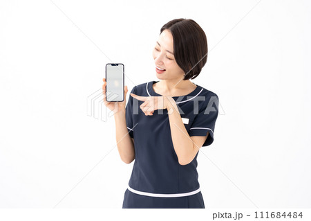 女性 制服 エステティシャン 指差し 女性 制服 エステティシャン 指差し 111684484