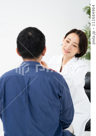 医療　患者　医者　白衣　アトピー 111684964