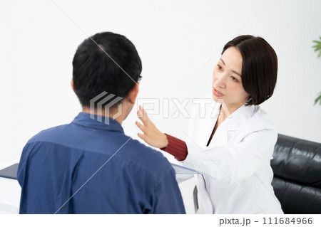 医療 患者 医者 白衣 アトピー 医療 患者 医者 白衣 アトピー 111684966