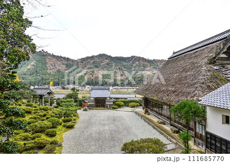 萬德寺（福井県）本堂前の石段から見る庭園 111685770