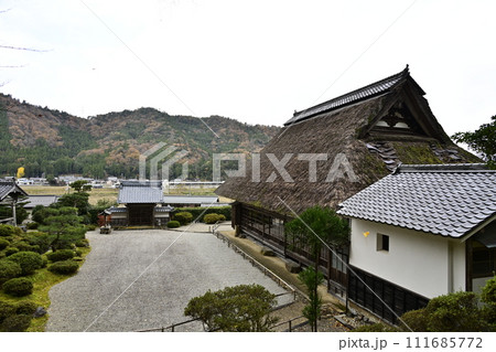 萬德寺（福井県）本堂前の石段から見る庭園 111685772