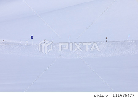 雪原を通る雪道 雪原を通る雪道 111686477