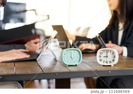 ビジネスパーソンの勤怠管理をするイメージ ビジネスパーソンの勤怠管理をするイメージ 111686569