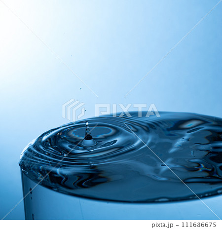 水しぶきのアクションショット 111686675