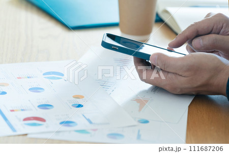 スマホで資料作成する男性の手元 スマホで資料作成する男性の手元 111687206