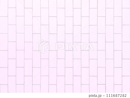 ペールパープルのタイルが縦に貼られた壁面の背景画像 ペールパープルのタイルが縦に貼られた壁面の背景画像 111687282