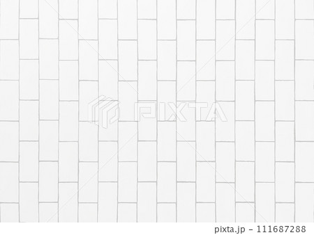 淡い白色のタイルが縦に貼られた壁面の背景画像 111687288