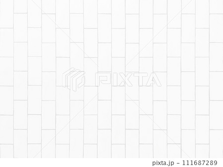 明るく淡い白色のタイルが縦に貼られた壁面の背景画像 111687289