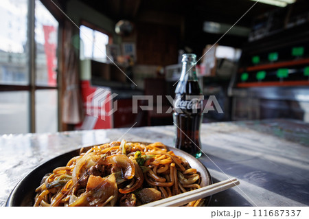 焼きそばと瓶コーラ(青森県黒石市) 焼きそばと瓶コーラ(青森県黒石市) 111687337
