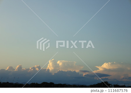 夕方の雷雲がある夏の空 111687576