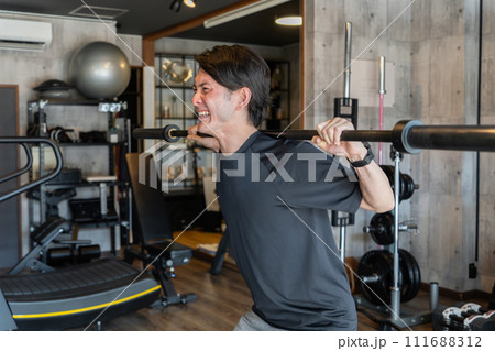 ジムでスクワットで下半身トレーニングをする若いアジア人男性（脚トレ・辛い・キツイ・BIG3) 111688312