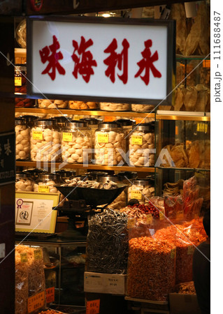 香港・徳輔道西の高級乾物店で売られる高級食材のツバメの巣。何に使われるか分からない乾物も多い 111688487