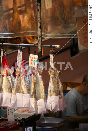 香港・徳輔道西の「海味街」で売られる塩干し魚（ハムユイ）。以前は安かったが現在は高価 111688490