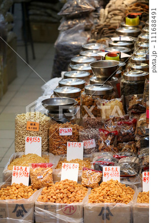 香港・徳輔道西の干し貝柱、塩干し魚などを売る店。何の料理に使うのか分からないものもある 香港・徳輔道西の干し貝柱、塩干し魚などを売る店。何の料理に使うのか分からないものもある 111688491